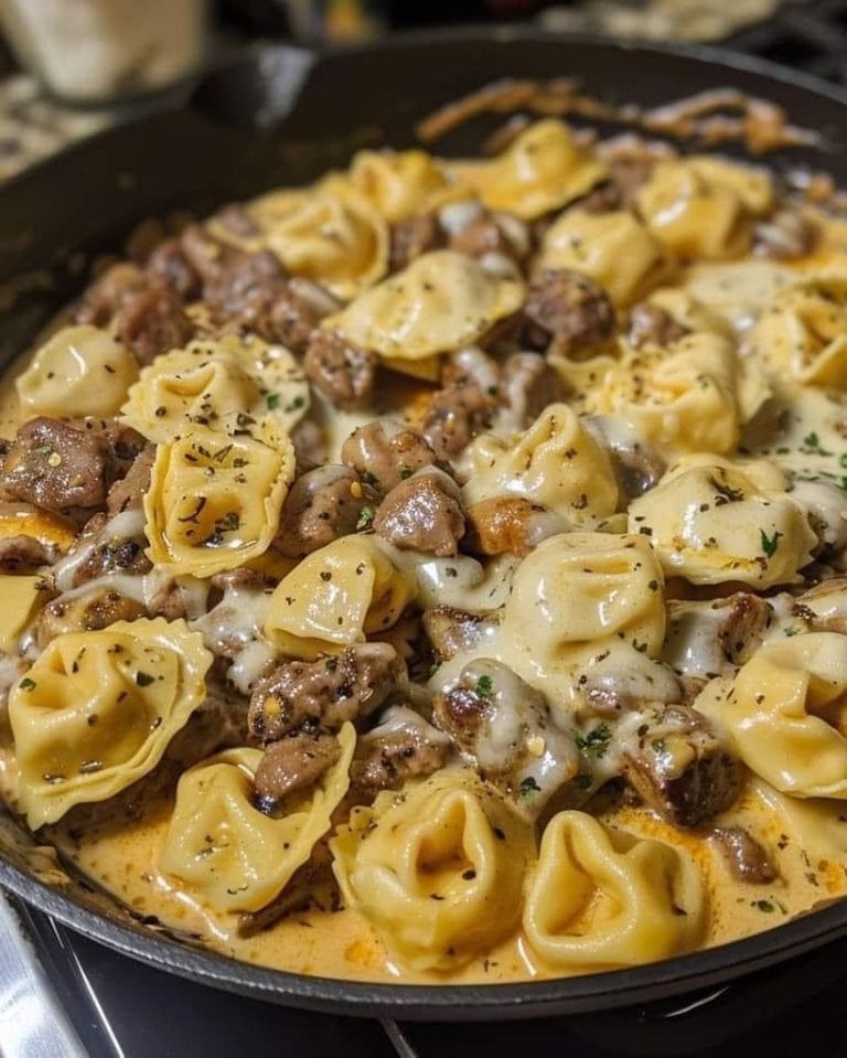 Tortellini z serem i stekiem w bogatym sosie provolone