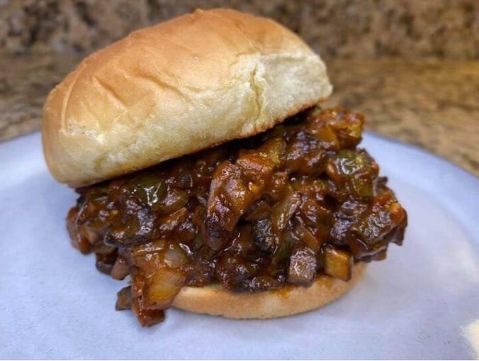 Tytuł: « Portobello Mushroom Sloppy Joes: sycąca wegańska wersja klasycznego dania »