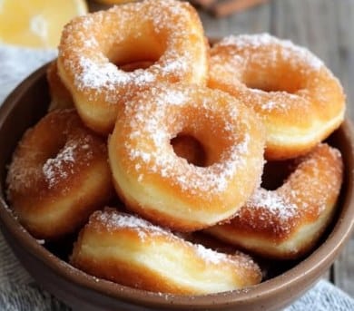 Tytuł: “Ciasto na pączki – najlepszy przepis na puszyste i złociste przysmaki”