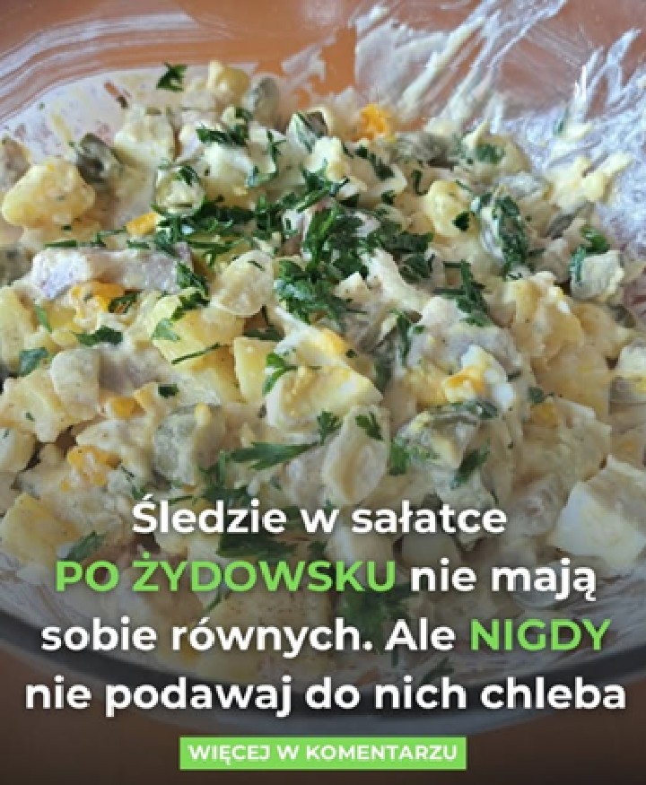 Śledzie w sałatce po żydowsku nie mają sobie równych. Tylko nigdy nie podawajcie do nich chleba